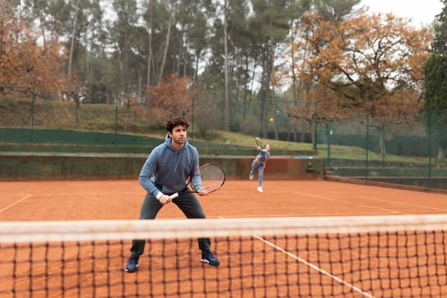 Cara Bermain Tenis: Panduan Lengkap Teknik, Aturan &amp; Tips untuk Pemula